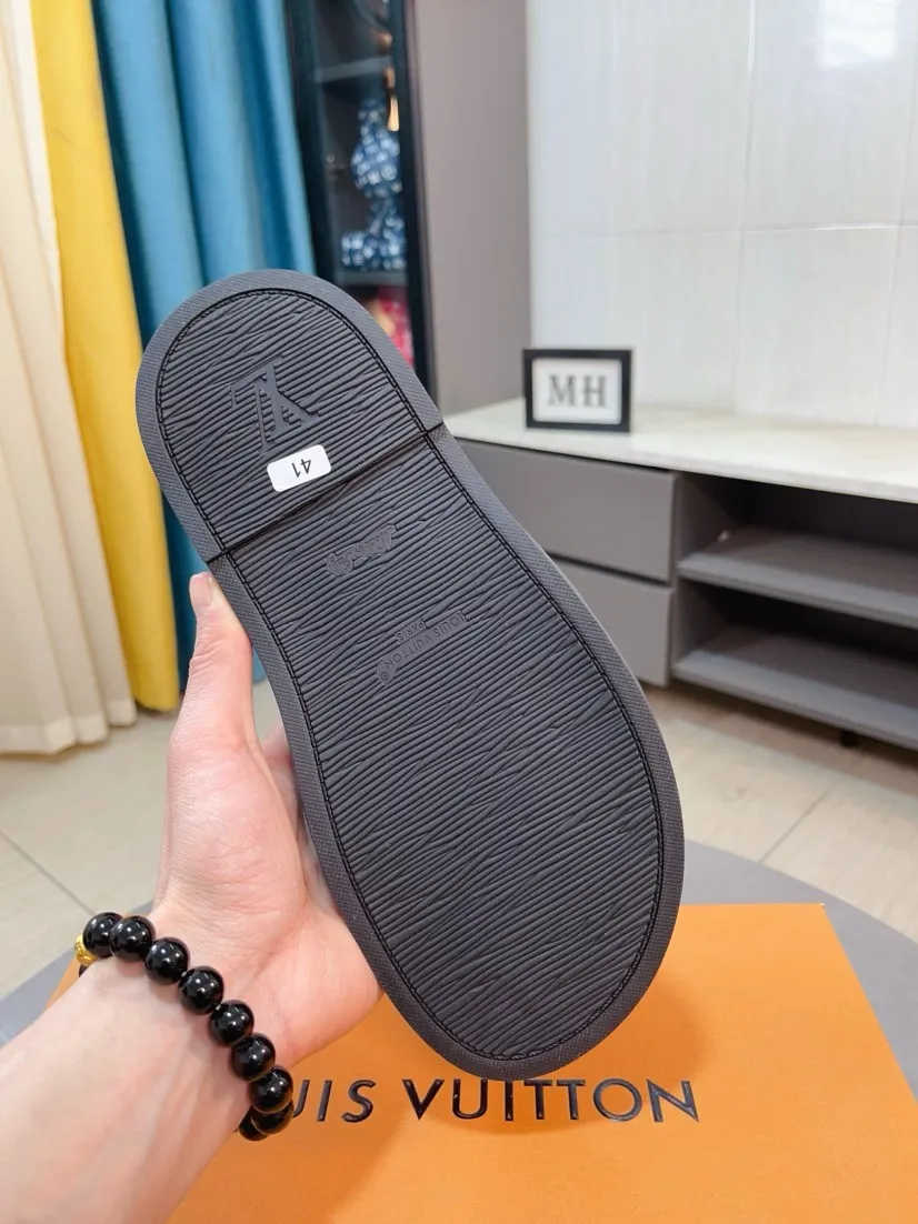 Ex-factory price 360🌹🌹 (lv-Louis Vuitton) New men's slippers, high-end boutique, exquisite embossed logo decoration on the upper, fine workmanship, super soft soles, casual, loose and comfortable, a must-have in summer! \nsize：38-44